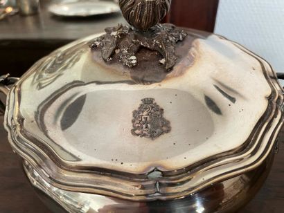 Covered vegetable dish
In silver plated metal
A...
