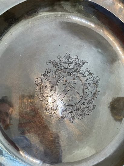 Important round dish of presentation
In silver...