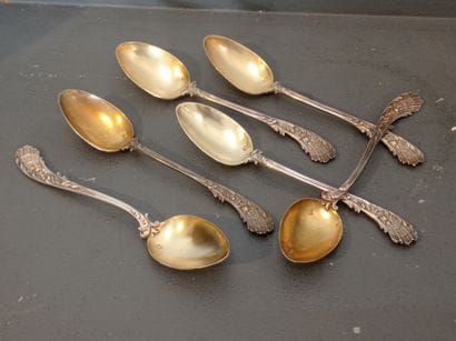 Suite of 6 tea spoons
In chased silver 950°/°°...