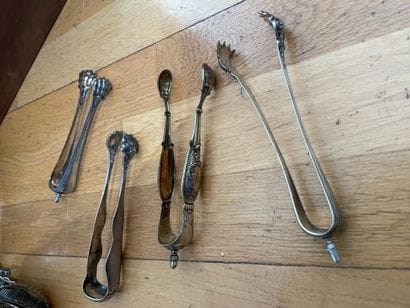 Set of 4 sugar tongs
In silver and vermeil...