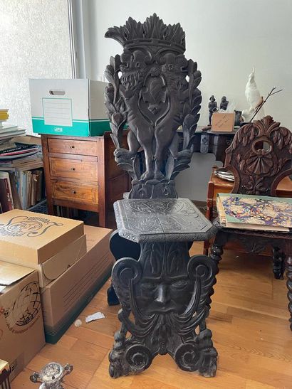 Stool chair In carved wood
The front base...