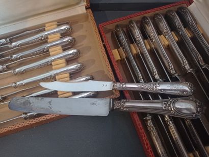 Suite of 12 large knives and 12 fruit knives
Medallion...