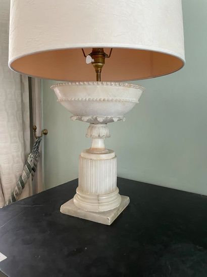 
Pair of vases



In white marble



Decorated...
