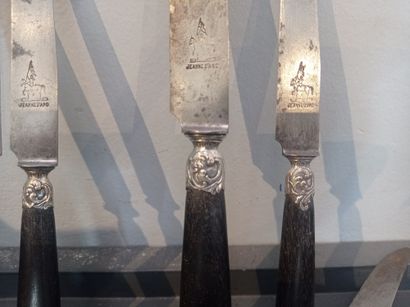 Suite of 10 large knives and 11 cheese knives
Ebony...