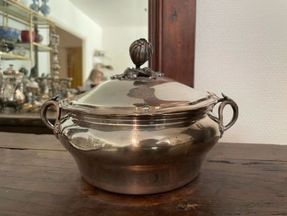 Covered vegetable dish
In silver plated metal
A...