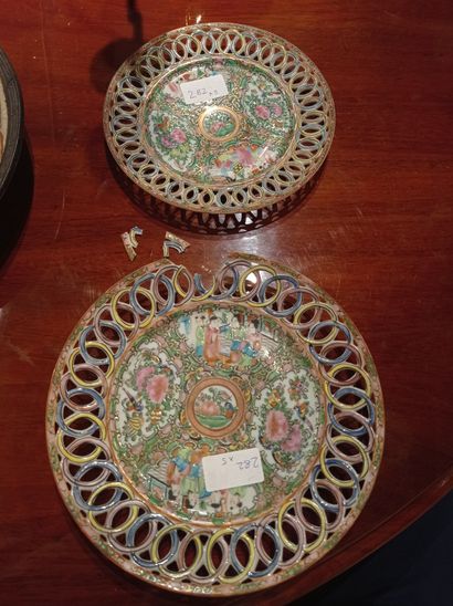 CHINE - Canton, vers 1900

Two polychrome...