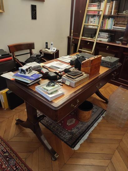 Desk
In stained wood
Opening with three drawers
The...