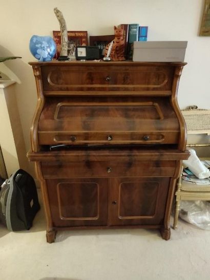 Desk
In walnut veneer
Opening with cylinder,...