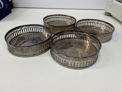 Suite of four coasters In Dutch silver 835°/°°
Decorated...