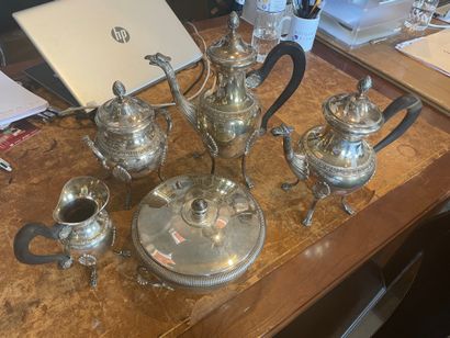 
Lot of silverware including :

A tea and...