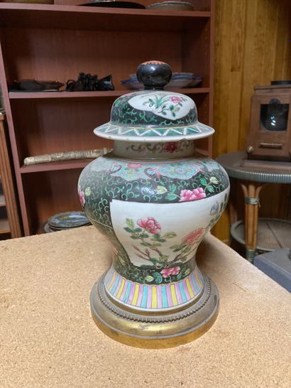 CHINE, fin du XIXème siècle
Vase
In porcelain
Decorated...