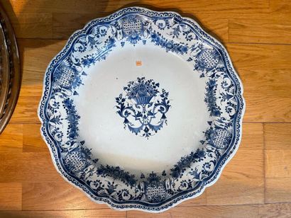ROUEN
Large earthenware dish
With contoured...