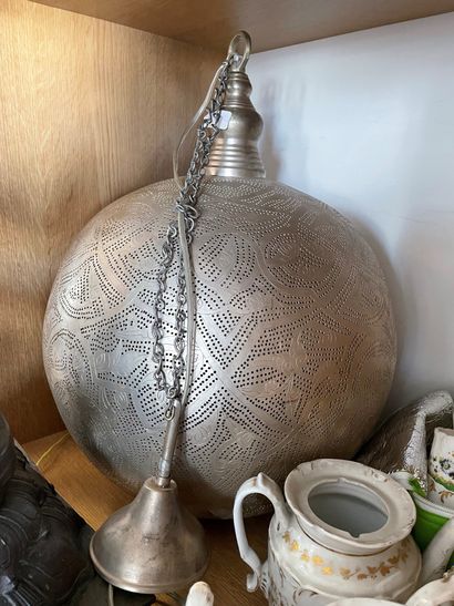 Suspension in gilded metal
With openwork...