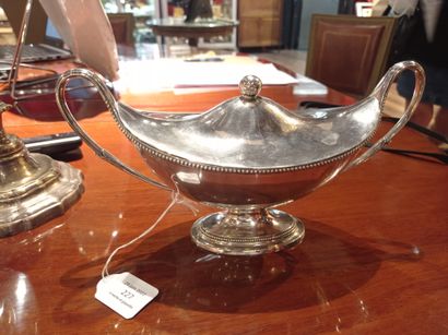 Covered nave sauceboat
In English silver...