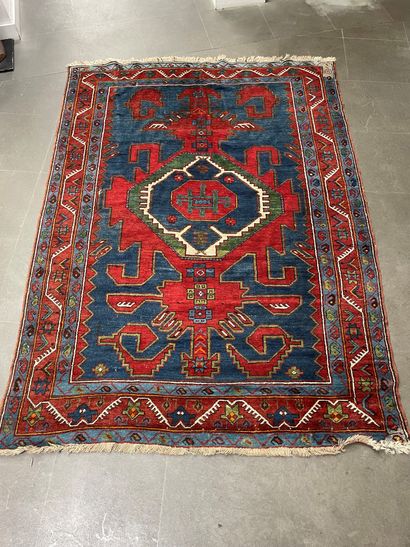 Oriental carpet
In polychrome wool
With geometrical...