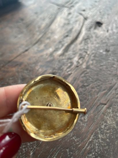 Round brooch In chased gold 750°/°°
Enhanced...