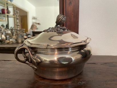 Covered vegetable dish
In silver plated metal
A...