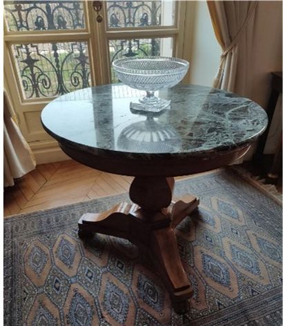 Pedestal table
In walnut veneer
The tripod...
