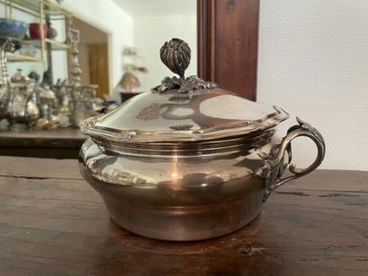 Covered vegetable dish
In silver plated metal
A...