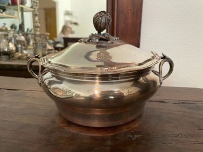 Covered vegetable dish
In silver plated metal
A...