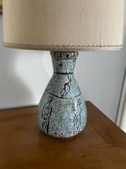 Foot of lamp
In cracked gray ceramic
With...