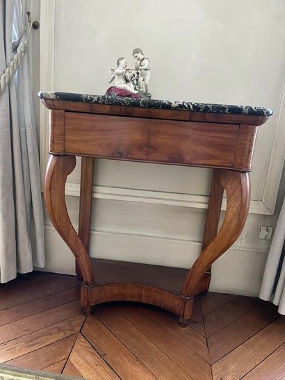 Console In mahogany and mahogany veneer
Opening...