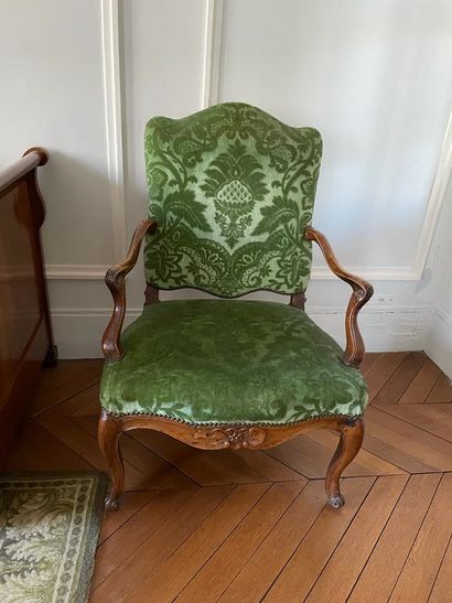 Large armchair
A flat back of mouvement shape
In...