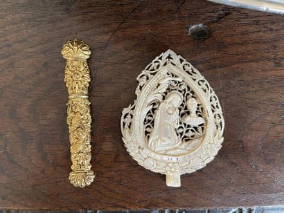Chased vermeil pin case with foliage motif
H.9...