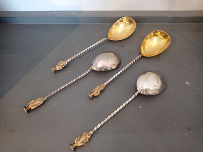 Set of 4 serving spoons
In English silver...