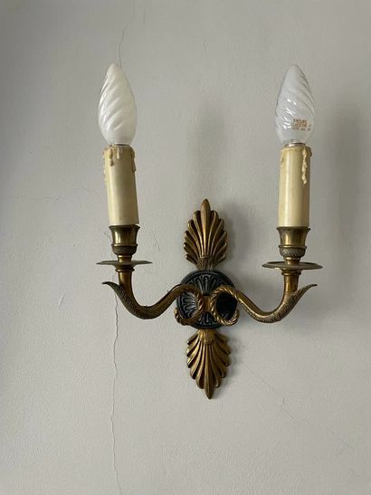 
Pair of sconces



In gilt bronze



With...