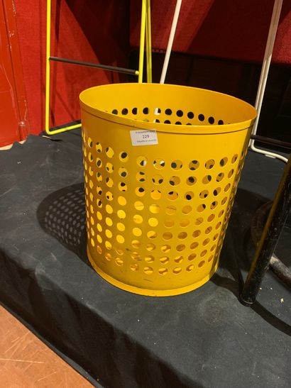 RMIG
Corbeille tubulaire en tôle laquée jaune...