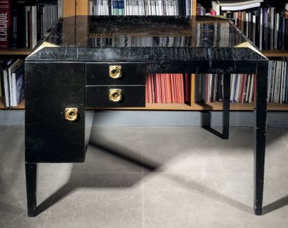 TRAVAIL FRANÇAIS
Bureau en bois laqué noir...