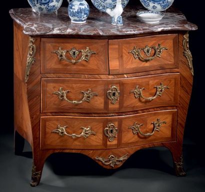 PETITE COMMODE GALBÉE en placage de bois...