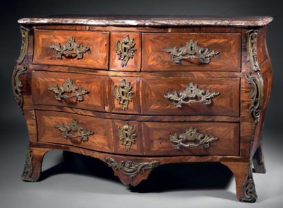 COMMODE GALBÉE en placage de bois de violette...