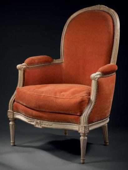 BERGÈRE CABRIOLET en hêtre laqué crème reposant...