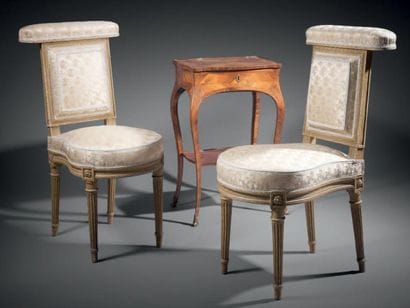 PAIRE DE CHAISES PONTEUSES en hêtre mouluré...