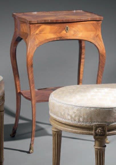 PETITE TABLE TRAVAILLEUSE en placage de bois...