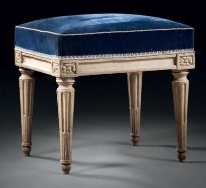 PETIT TABOURET en hêtre laqué crème de forme...