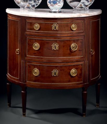 PETITE COMMODE DEMI-LUNE À PORTES LATÉRALES...