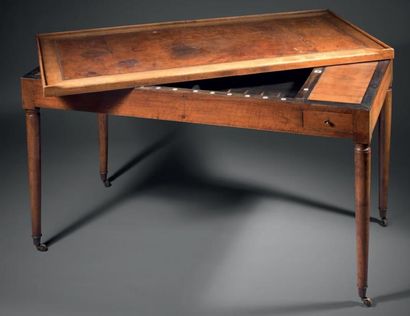 TABLE TRICTRAC en noyer. Elle repose sur...