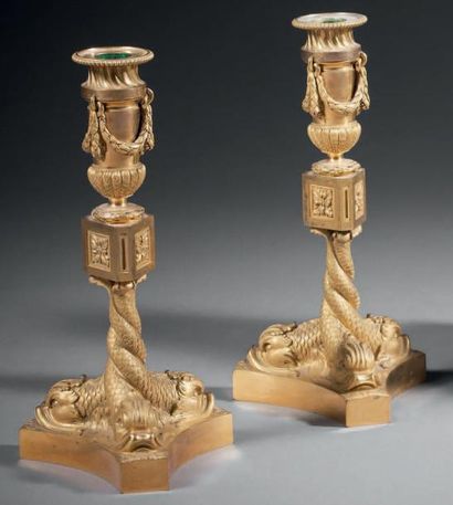 PAIRE DE BOUGEOIRS en bronze ciselé doré...