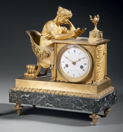 PENDULE EN BRONZE CISELÉ DORÉ Modèle 