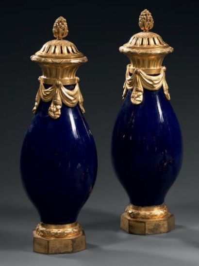PAIRE DE VASES POT-POURRI en porcelaine bleu...