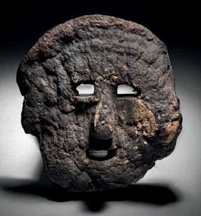 NÉPAL
Carved mushroom forming a mask.
H....