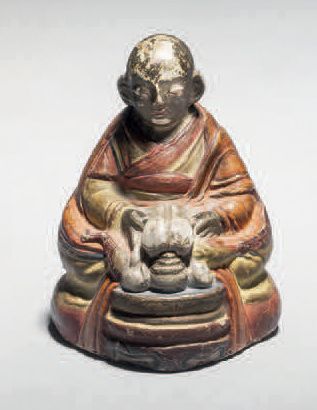 Seated lama, Tibet, 19th century H. 7.8 cm....