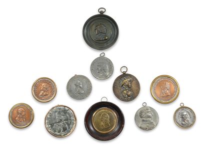 Lot de 11 médaillons aux profils du général...