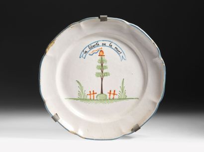 Earthenware plate with polychrome decoration...