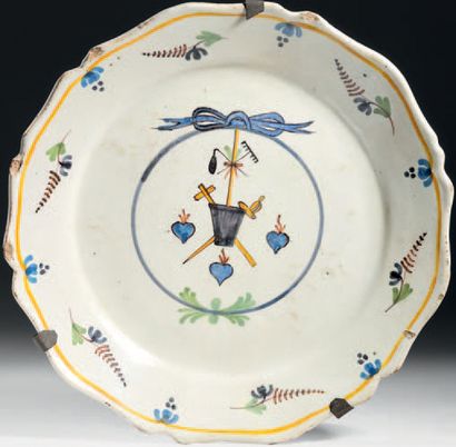 Earthenware plate with polychrome decoration...