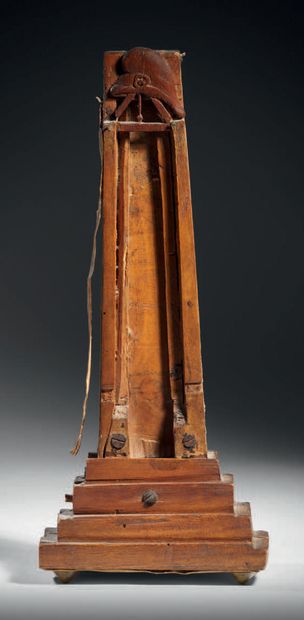 Maquette d'une guillotine en buis, surmontée...