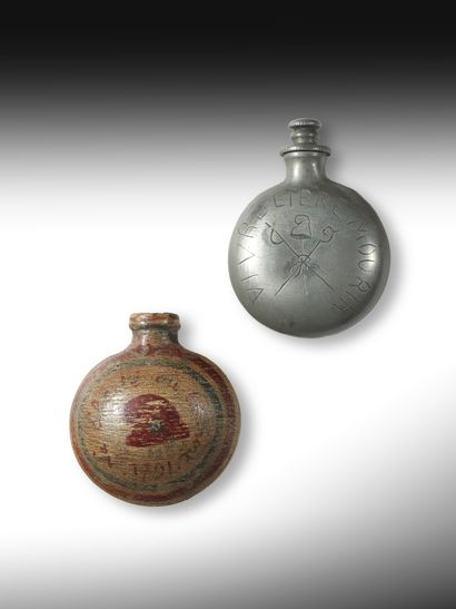 Lot of 2 small flasks or powder flasks decorated...